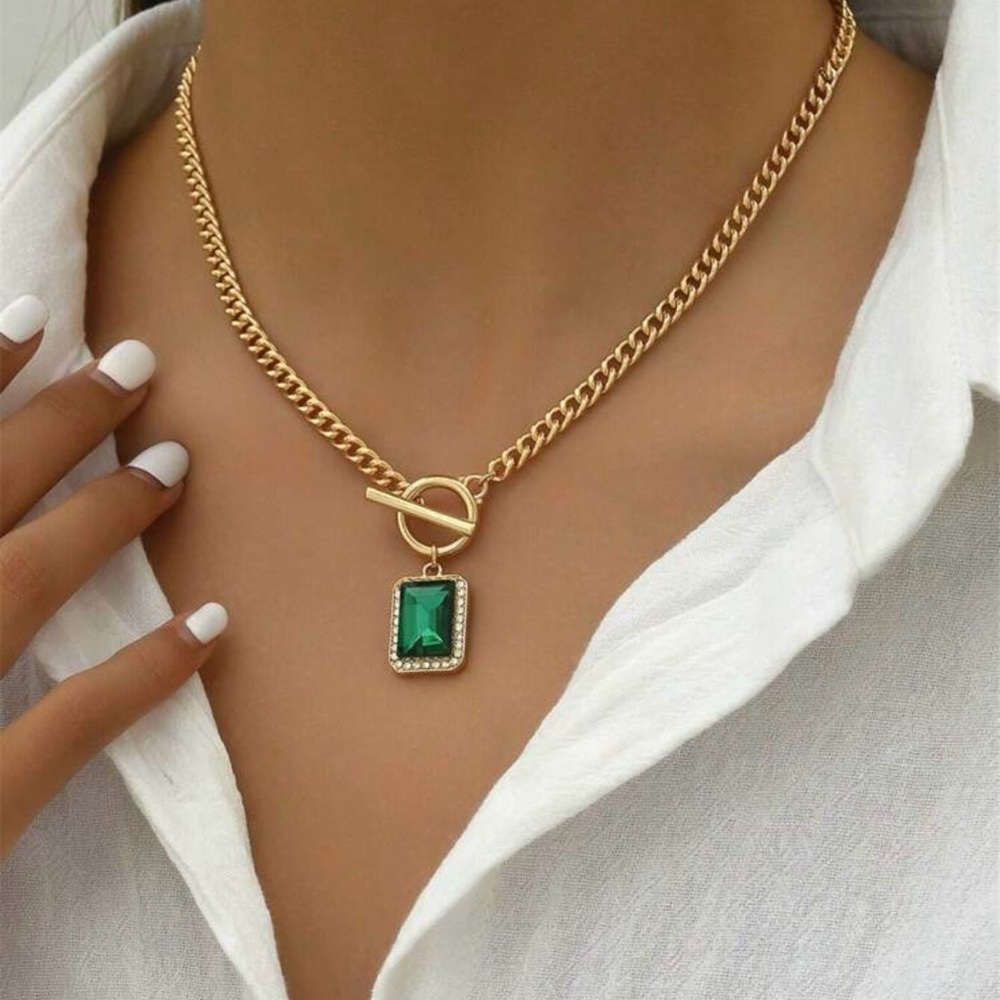 Elegant Gold Necklace with Green Pendant